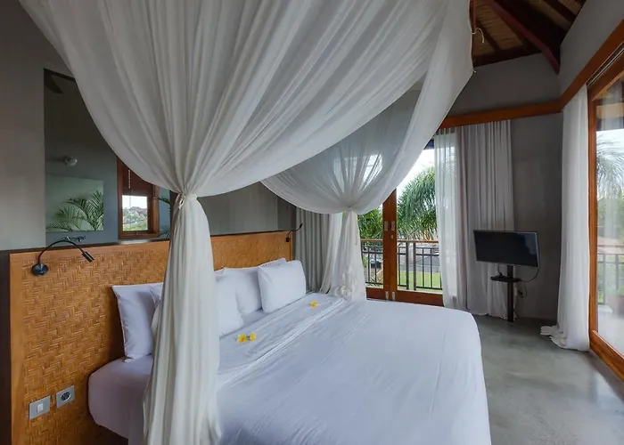 Hotel Zin Berawa &
