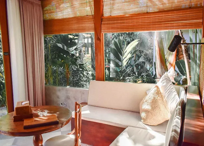 Hotel Zin Berawa &